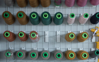 <div>製作札記</div><div>最難的過程！尋覓經驗豐富的縫紉工廠</div><div><span>Konny嬰兒背帶</span></div><div>經歷數十次被拒，終於找到最合適的合作夥伴</div>